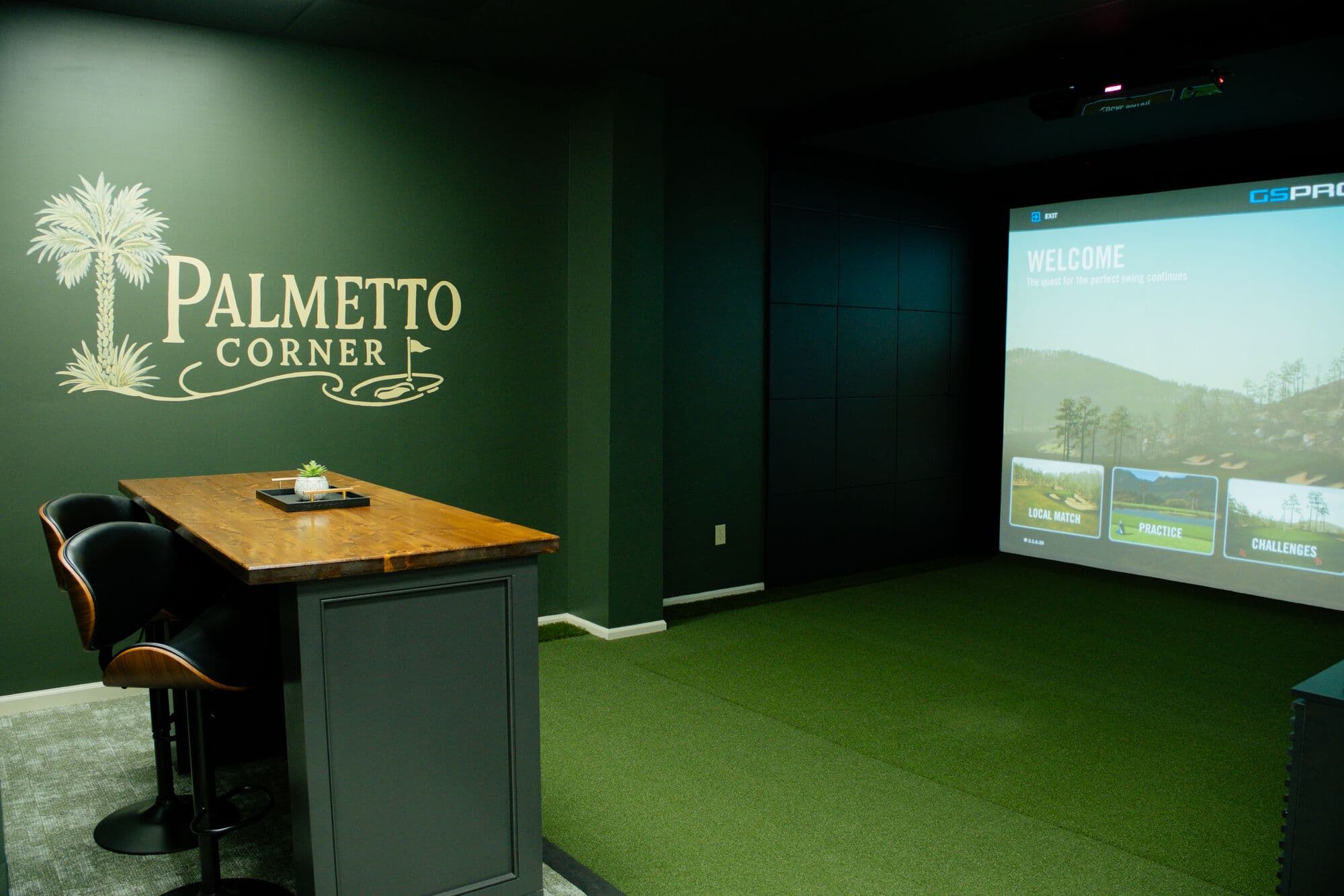 The Palmetto Corner bay with its high-top table and GSPro welcome screen